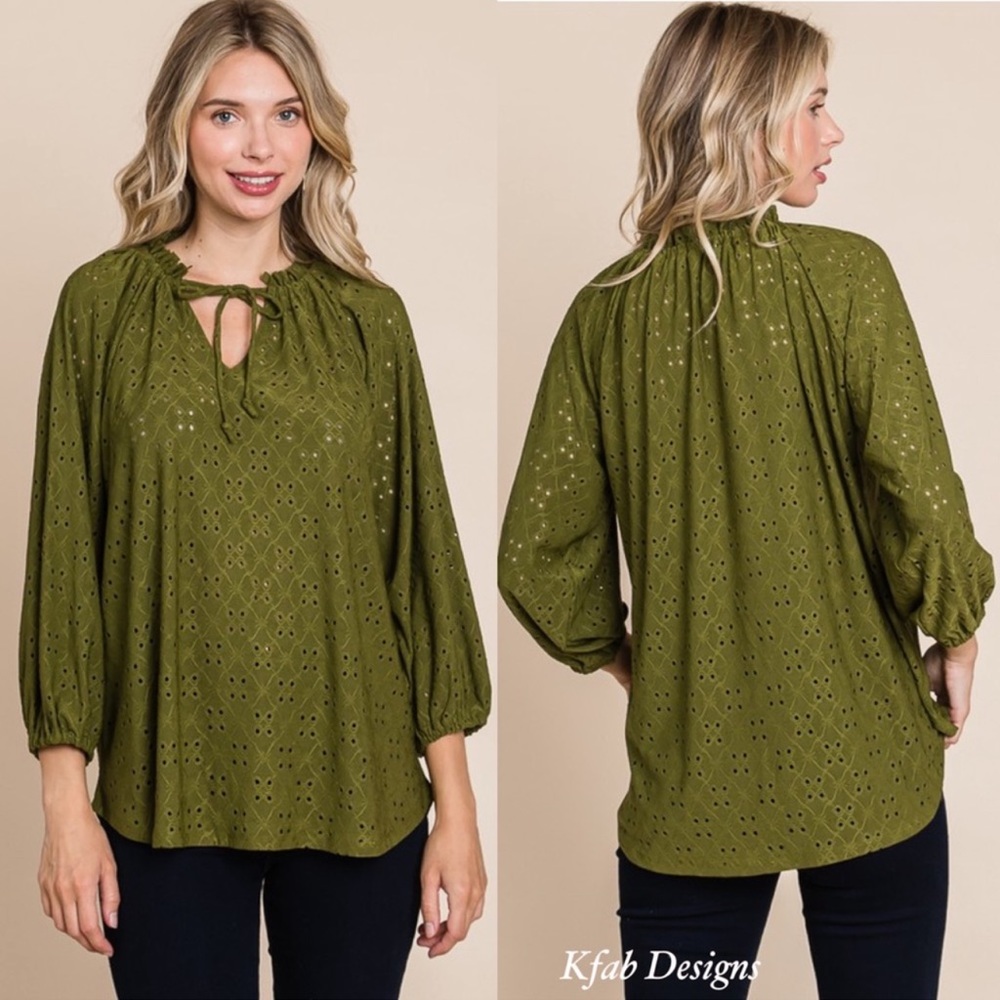 B126B💚Classy+sassy pine free. V-neck top w/perforated floral pattern-stunning!